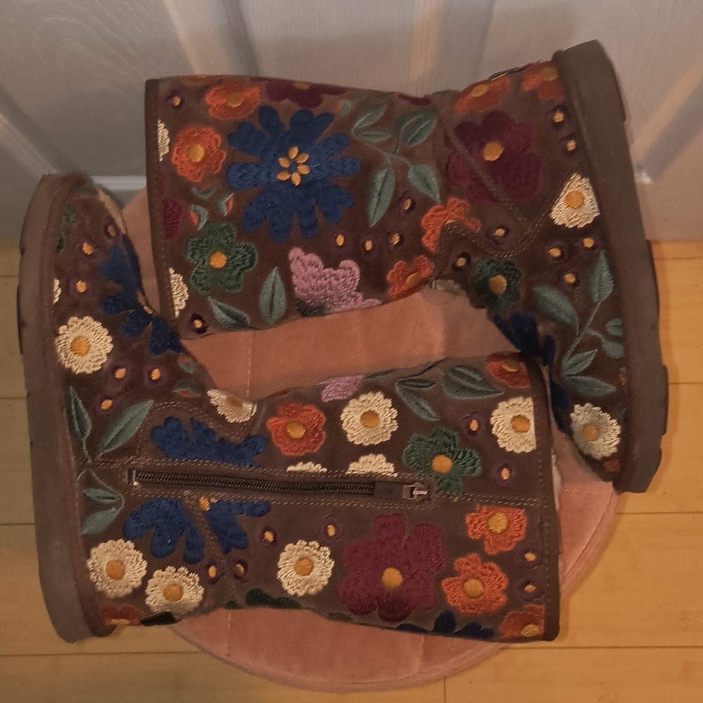 UGG Wahine Floral Embroidered Suede Boots Size 6 Rare Vintage Limited Edition - Picture 5 of 11